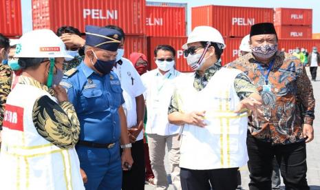 Menteri Desa, Pembangunan Daerah Tertinggal dan Transmigrasi Abdul Halim Iskandar sambangi Pelabuhan Bima di sela kunjungan kerja di Nusa Tenggara Barat, Sabtu (7/11). Kunjungan Gus Menteri, sapaan akrabnya itu, ke Pelabuhan Bima untuk meninjau langsung Program Tol Laut, dimana ini termasuk dalam rangkaian program andalan Presisen Joko Widodo ini hingga Pelabuhan di Maumere.