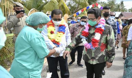 Menteri Desa, Pembangunan Daerah Tertinggal, dan Transmigrasi, Abdul Halim Iskandar meninjau potensi pengembangan Badan Usaha Milik Desa (BUMDes) di Desa Eti, Kecamatan Seram Barat, Kabupaten Seram Bagian Barat, Maluku, Sabtu (30/1). Di Desa Eti, ia juga berdiskusi dengan sejumlah Pengurus BUMDes di Kabupaten Seram Bagian Barat untuk mengetahui potensi dan hambatan yang dialami. 