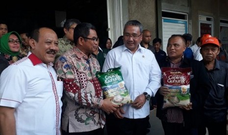 Menteri Desa, Pembangunan Daerah Tertinggal dan Transmigrasi Eko Putra Sandjojo mengunjungi lokasi Badan Usaha Milik Rakyat (BUMR) Pangan di Kecamatan Sukaraja Kabupaten Sukabumi Ahad (10/9).