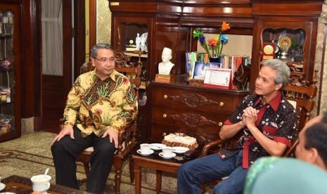 Menteri Desa, Pembangunan Daerah Tertinggal dan Transmigrasi, Eko Putro Sandjojo, mengunjungi Gubernur Jawa Tengah, Ganjar Pranowo, di rumah dinasnya, Senarang Jawa Tengah.