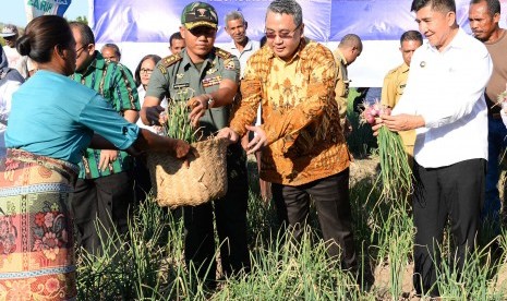 Menteri Desa, Pembangunan Daerah Tertinggal, dan Transmigrasi Eko Putro Sandjojo saat panen perdana bawang merah di Kecamatan Kakuluk Mesak, Kabupaten Belu, NTT, Selasa (16/8).