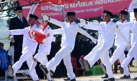 Menteri Desa, Pembangunan Daerah Tertinggal, dan Transmigrasi Eko Putro Sandjojo (kiri) saat menjadi inspektur upacara di lapangan SD Laktutus, Desa Foheka, Kecamatan Nanaet Duabesi, Kabupaten Belu, NTT, Rabu (17/8).