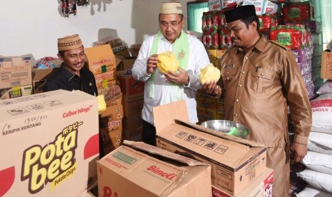 Menteri Desa, Pembangunan Daerah Tertinggal dan Transmigrasi Eko Putro Sandjojo (tengah) didampingi Bupati Gorontalo Nelson Pomalingo (kiri) dan Kepala Desa Luwoo Junus Hako (kanan) meninjau gudang milik Badan Usaha Milik Desa (BUMDes) Tummulo di Desa Lowo