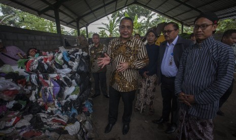 Menteri Desa, Pembangunan Daerah Tertinggal dan Transmigrasi, Eko Putro Sandjojo (tengah) melihat tempat pengolahan sampah Badan Usaha Milik Desa (BUMDes) di Desa Panggungharjo, Sewon, Bantul, DI Yogyakarta, Jumat (20/1).