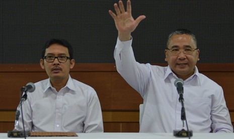 Menteri Desa, Pembangunan Daerah Tertinggal dan Transmigrasi Eko Putro Sandjojo (mengangkat tangan). 