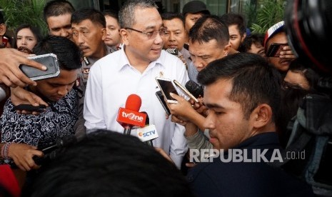 Menteri Desa, Pembangunan Daerah Tertinggal dan Transmigrasi Eko Putro Sandjojo usai menjalani pemeriksaan di gedung KPK, Jakarta, Jumat (14/7). 