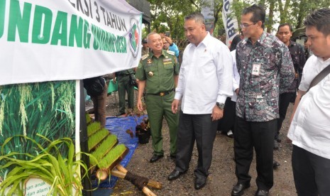 Menteri Desa Pembangunan Daerah Tertinggal dan Transmigrasi Eko Putro Sandjojo memberikan arahan pada Rembug Desa Nasional 2017 di Kampung Mataraman, Desa Panggungharjo, Sewon, Bantul, Yogyakarta, Senin (27/11).