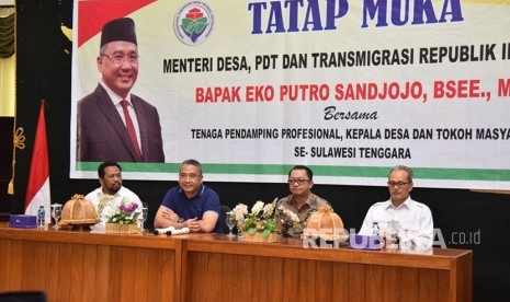 Menteri Desa Pembangunan Daerah Tertinggal dan Transmigrasi Eko Putro Sandjojo menghadiri  tatap muka dengan pendamping desa, kepala desa dan tokoh masyarakat yang ada di Sulawesi Tenggara pada Jumat (22/12) di kantor Walikota Baubau, Sulawesi Tenggara.