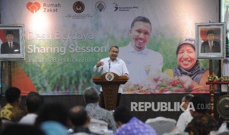 Menteri Desa, Pembangunan Daerah Tertinggal dan Transmigrasi Eko Putro Sandjojo memberikan sambutan dalam acara Desa Berdaya Sharing Session di Operational Room, Kementrian Desa Pembangunan Daerah Tertinggal, dan Transmigrasi, Jakarta, Rabu (28/2). 