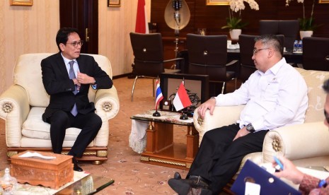 Menteri Desa Pembangunan Daerah Tertinggal dan Transmigrasi Eko Putro Sandjojo Bertemu Dubes Thailand tentang rencana peningkatan kapasitas Kepala Desa, Pendamping Desa, dan Penggiat Pemberdayaan Desa H.E.Mr. Songphol Suckhan (Ambassador of Thailand); Mrs. Jiraporn Sudanich (Minister/Deputy Chief of Mission), Mr. Phongphob Mettakullawat (First Secretary) di kantor kementerian desa PDTT.