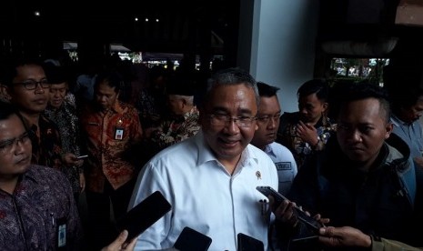 Menteri Desa Pembangunan Daerah Tertinggal dan Transmigrasi, Eko Putro Sandjojo mengadakan kunjungan kerja ke Pendopo Agung, Kabupaten Malang, Jumat (8/3).