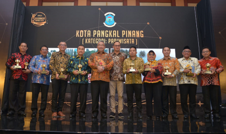 Menteri Desa, Pembangunan Daerah Tertinggal, dan Transmigrasi Eko Putro Sandjojo menyerahkan penghargaan Goverment Award 2019 kepada bupati dan walikota di Jakarta, Selasa (30/4/2019). Tahun ini Goverment Award diberikan kepada 29 kepala daerah yang dinilai berhasil melakukan berbagai inovasi dalam pengeloaan pembangunan di daerahnya.