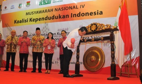 Menteri Desa, Pembangunan Daerah Tertinggal, dan Transmigrasi, Eko Putro Sandjojo saat membuka Musyawarah Nasional (Munas) Koalisi Kependudukan Indonesia di ICE BSD Tangerang, Kamis (12/9). 