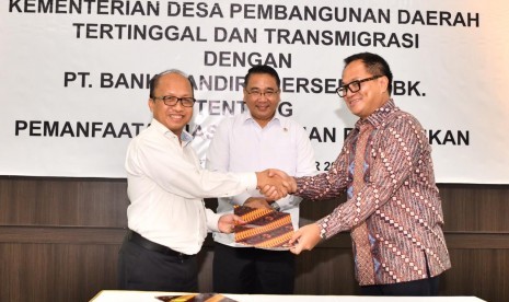 Menteri Desa, Pembangunan Daerah Tertinggal, dan Transmigrasi, Eko Putro Sandjojo saat menandatangani perjanjian kerjasama layanan dan jasa perbankan antara Kementerian Desa, Pembangunan Daerah Tertinggal, dan Transmigrasi (Kemendes PDTT) dan PT Bank Mandiri Tbk di Kantor Kemendes PDTT, Jakarta, Senin (30/9).