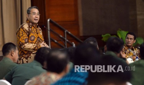 Menteri Desa, Pembangunan Daerah Tertinggal dan Transmigrasi Eko Sandjojo  menggelar dialog dengan para bupati dan walikota dari wilayah perbatasan di Kantor Kementerian Pertanian, Jakarta, Jumat (16/9). 