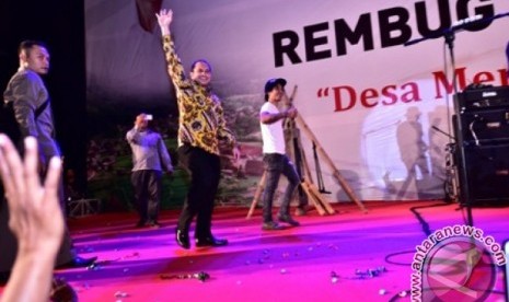  Menteri Desa, Pembangunan Daerah Tertinggal, dan Transmigrasi Marwan Jafar manggung bersama Grup Band Slank