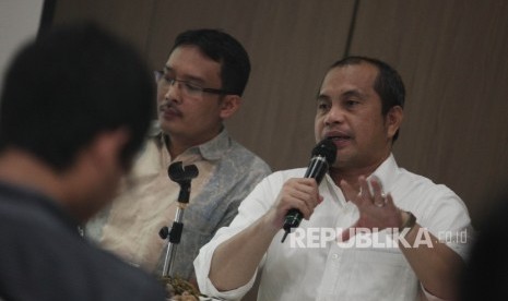  Menteri Desa, Pembangunan Daerah Tertinggal, dan Transmigrasi Marwan Jafar (kanan) .