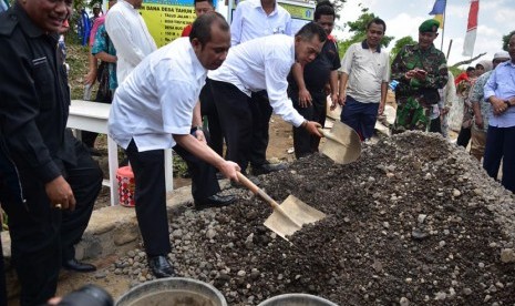  Menteri Desa Pembangunan Daerah Tertinggal dan Transmigrasi Marwan Jafar blusukan tinjau penggunaan Dana Desa.