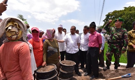  Menteri Desa Pembangunan Daerah Tertinggal dan Transmigrasi Marwan Jafar blusukan tinjau penggunaan Dana Desa.