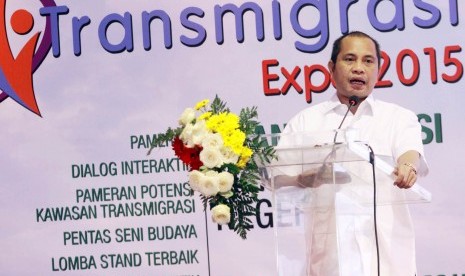 Menteri Desa, Pembangunan Daerah Tertinggal dan Transmigrasi Marwan Jafar, menyampaikan sambutan pada pembukaan Transmigrasi Expo 2015, di halaman kantor Kemendes PDTT Kalibata Jakarta Selatan, Selasa (8/9).