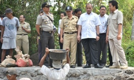 Menteri Desa Pembangunan Daerah Tertinggal dan Transmigrasi Marwan Jafar (ketiga kanan) melihat sejumlah pembangunan di desa Wukir Sari Kecamatan Cangkringan Kabupaten Sleman, DIY, Senin (12/10). 