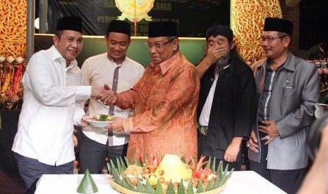 Menteri Desa, Pembangunan Daerah Tertinggal dan Transmigrasi, Marwan Jafar, menerima nasi tumpeng dari Ketua Umum PBNU, KH Said Aqil Siradj, dalam acara Harlah NU ke-90, di Jakarta, Sabtu malam (31/1)