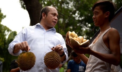 Menteri Desa, Pembangunan Daerah Tertinggal, dan Transmigrasi Marwan Jafar menyambangi penjual durian di Jl Kalibata