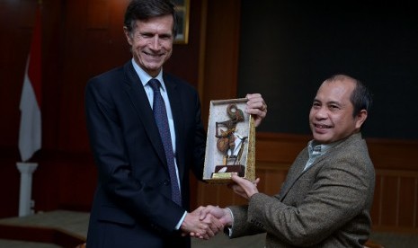 Menteri Desa, Pembangunan Daerah Tertinggal dan Transmigrasi Marwan Jafar (kanan) menerima Duta Besar Amerika Serikat untuk Indonesia Robert O. Blake di Kantor Kemendes PDTT, Jakarta, Kamis (3/3/2016). Pertemuan tersebut membahas kerjasama antar kedua nega