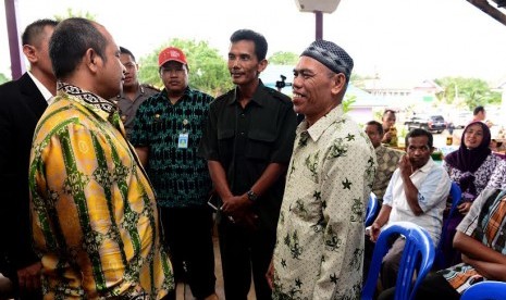 Menteri Desa, Pembangunan Daerah Tertinggal dan Transmigrasi Marwan Jafar (tengah) meninjau Badan Usaha Milik Desa (BMUDes) Amanah di Desa Padang Jaya, Kecamatan Kuaro, Kabupaten Paser, Kalimantan Timur, Kamis (21/4/2016). Pendapatan Bruto BUMDes Amanah se