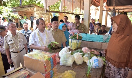 Menteri Desa, Pembangunan Daerah Tertinggal, dan Transmigrasi, Marwan Jafar (dua kiri), melakukan kunjungan kerja ke Batang, Jawa Tengah, Selasa (15/3) untuk meninjau penggunaan dana desa di Desa Kemiri Barat. 