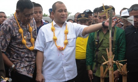 Menteri Desa, Pembangunan Daerah Tertinggal, dan Transmigrasi Marwan Jafar (tengah),  memperhatikan miniatur kincir angin pembangkit listrik saat menghadiri Pameran Potensi Desa di Desa Padende, Marawola, Kabupaten Sigi, Sabtu (21/5). (Antara/Basri Marzuki