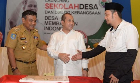 Menteri Desa, Pembangunan Daerah Tertinggal dan Transmigrasi Marwan Jafar (tengah), Bupati Bone Fashar Padjalangi (kiri),  dan penggagas Sekolah Desa Fadli meluncurkan Sekolah Desa di Bone, Sulawesi Selatan.