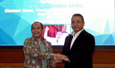 Menteri Desa, Pembangunan Daerah Tertinggal dan Transmigrasi (Mendes PDTT), Eko Putro Sandjojo berfoto bersama usai sertijab.