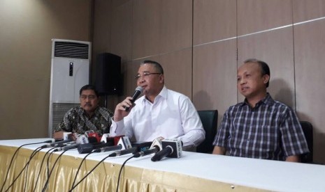 Menteri Desa Pembangunan Daerah Tertinggal dan Transmigrasi (Mendes PDTT) Eko Putro Sandjojo memberikan keterangan pers atas kasus dugaan suap terkait opini Wajar Tanpa Pengecualian (WTP) dari BPK yang melibatkan Irjen Kemendes PDTT, Sabtu (27/5). 