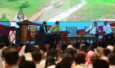 Menteri Desa, Pembangunan Daerah Tertinggal, dan Transmigrasi (Mendes PDTT) Eko Putro Sandjojo saat menjadi pembicara dalam dialog nasional di Gelanggang Olahraga Bengkulu, Sabtu (4/8). 