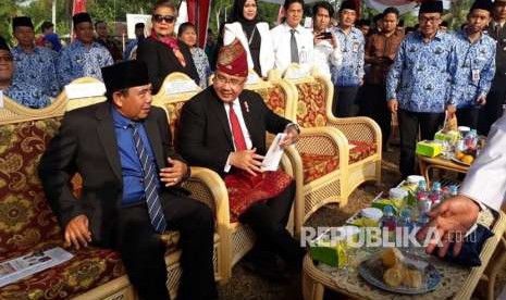 Menteri Desa, Pembangunan Daerah Tertinggal dan Transmigrasi (Mendes PDTT) Eko Putro Sandjojo mengikuti upacara HUT RI ke-73 di Dusun Bukit Paninjauan II, Kecamatan Sukaraja, Kabupaten Seluma, Provinsi Bengkulu, Jumat (17/8). 