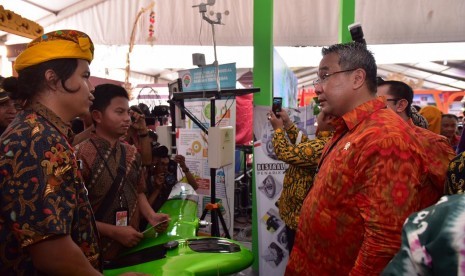 Menteri Desa, Pembangunan Daerah Tertinggal, dan Transmigrasi (Mendes PDTT) Eko Putro Sandjojo saat meninjau pameran Teknologi Tepat Guna (TTG) di Kabupaten Badung, Bali, Jumat (19/10).