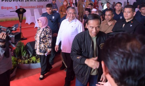 Menteri Desa, Pembangunan Daerah Tertinggal, dan Transmigrasi (Mendes PDTT) Eko Putro Sandjojo usai mendampingi Presiden Joko Widodo dalam sosialisasi prioritas penggunaan dana desa tahun 2019 di Lapangan Desa Watesjaya, Cigombong, Kabupaten Bogor, Ahad (2/12).