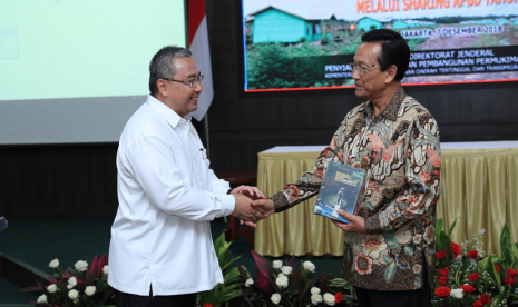 Menteri Desa, Pembangunan Daerah Tertinggal, dan Transmigrasi (Mendes PDTT) Eko Putro Sandjojo bersalaman dengan Gubernur Daerah Istimewa Yogyakarta, Hamengkubuwana X. 