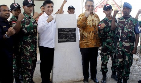 Mendes-PDTT Eko Putro Sandjojo (tiga kanan) didampingi Bupati Belu Willy Lay (kiri ) berpose bersama sejumlah Satgas Pamtas RI-RDTL Yonif Raider 641/Bru saat meninjau pembangunan Pos Lintas Batas Negara (PLBN) Mota Ain, Kabupaten Belu, NTT Selasa, (16/8). 