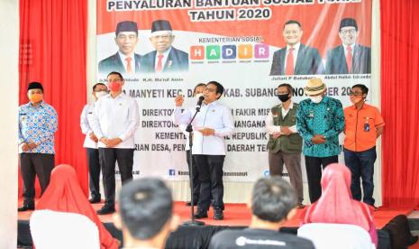 Menteri Desa, Pembangunan Daerah Tertinggal, dan Transmigrasi (Mendes PDTT), Abdul Halim Iskandar dan Menteri Sosial, Juliari P Batubara meninjau penyaluran Bantuan Sosial Tunai (BST) dan Bantuan Langsung Tunai (BLT) Dana Desa di Kabupaten Subang, Jawa Barat, Kamis (5/11). 