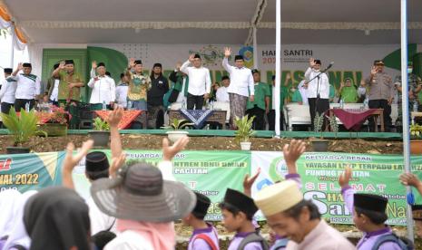 Menteri Desa, Pembangunan Daerah Tertinggal, dan Transmigrasi (Mendes PDTT), Abdul Halim Iskandar, didapuk sebagai pembina apel dalam upacara Hari Santri Nasional dan Parade Budaya Nusantara di Ponpes Ibnu Umar, Pacitan, Jawa Timur, Ahad (16/5).