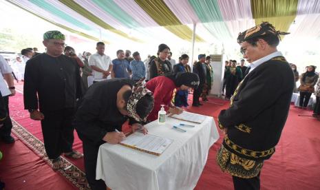 Menteri Desa, Pembangunan Daerah Tertinggal, dan Transmigrasi (Mendes PDTT) Abdul Halim Iskandar (kanan) saat melantik sembilan Pejabat Tinggi Pratama untuk mengisi beberapa struktur eselon II, di Desa Curug Bitung, Kabupaten Lebak, Banten, Kamis (1/12/2022)..