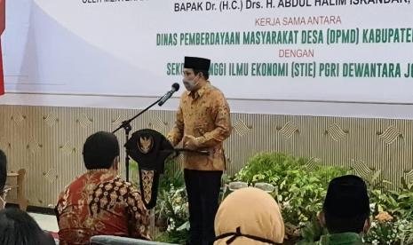  Menteri Desa, Pembangunan Daerah Tertinggal dan Transmigrasi (Mendes PDTT) Abdul Halim Iskandar saat memberi Kuliah Umum Sekolah Badan Usaha Milik Desa (BUMDes) di Gedung Serbaguna STIE PGRI Dewantara, Jombang, Sabtu (5/12)