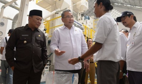 Menteri Desa Pembangunan Daerah Tertinggal dan Transmigrasi RI Eko Putro Sandjojo melakukan dialog dengan para kepala desa dan direktur BUMDes di Karawang.