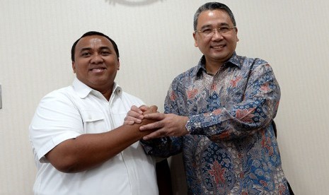  Menteri Eko Putro Sandjojo (kanan) dan Presiden Konfederasi Serikat Buruh Sejahtera Indonesia (KSBSI) Mudhofir Khamid usai mengadakan pertemuan di Kantor PP, Jalan TB Simatupang, Jakarta Selatan, Rabu (3/8). 