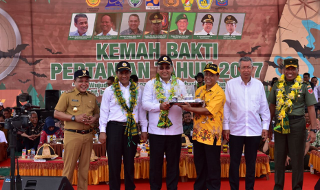 Menteri Eko saat silaturahim bersama Kepala Desa dan masyarakat se-Kabupaten Soppeng.