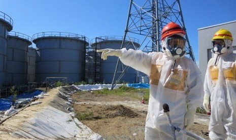 Menteri Ekonomi, Perdagangan dan Industri Jepang, Toshimitsu Motegi (helm merah) di situs nuklir Fukushima Dai-ichi, 26 Agustus 2013. Tingkat radiasi di PLTN ini mengkhawatirkan karena 18 kali lebih tinggi dari perkiraan.