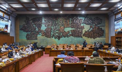 Rapat Komisi VII DPR RI. Rencana pemerintah untuk menjadi pemain besar dalam industri kendaraan listrik dan baterai dunia masih harus tertunda. 