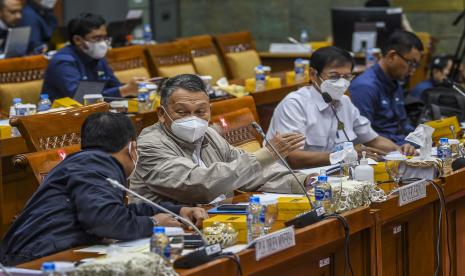 Menteri Energi dan Sumber Daya Mineral Arifin Tasrif (kedua kiri) . Dalam rapat kerja antara Kementerian Energi dan Sumber Daya Mineral (ESDM) dengan Komisi VII Dewan Perwakilan Rakyat (DPR) RI, Menteri ESDM Arifin Tasrif memaparkan bahwa proyek gasifikasi batubara PT. Bukit Asam (PTBA) menjadi Dimethyl Ether (DME) ditargetkan akan Commercial Operation Date (COD) pada kuartal empat tahun 2027.